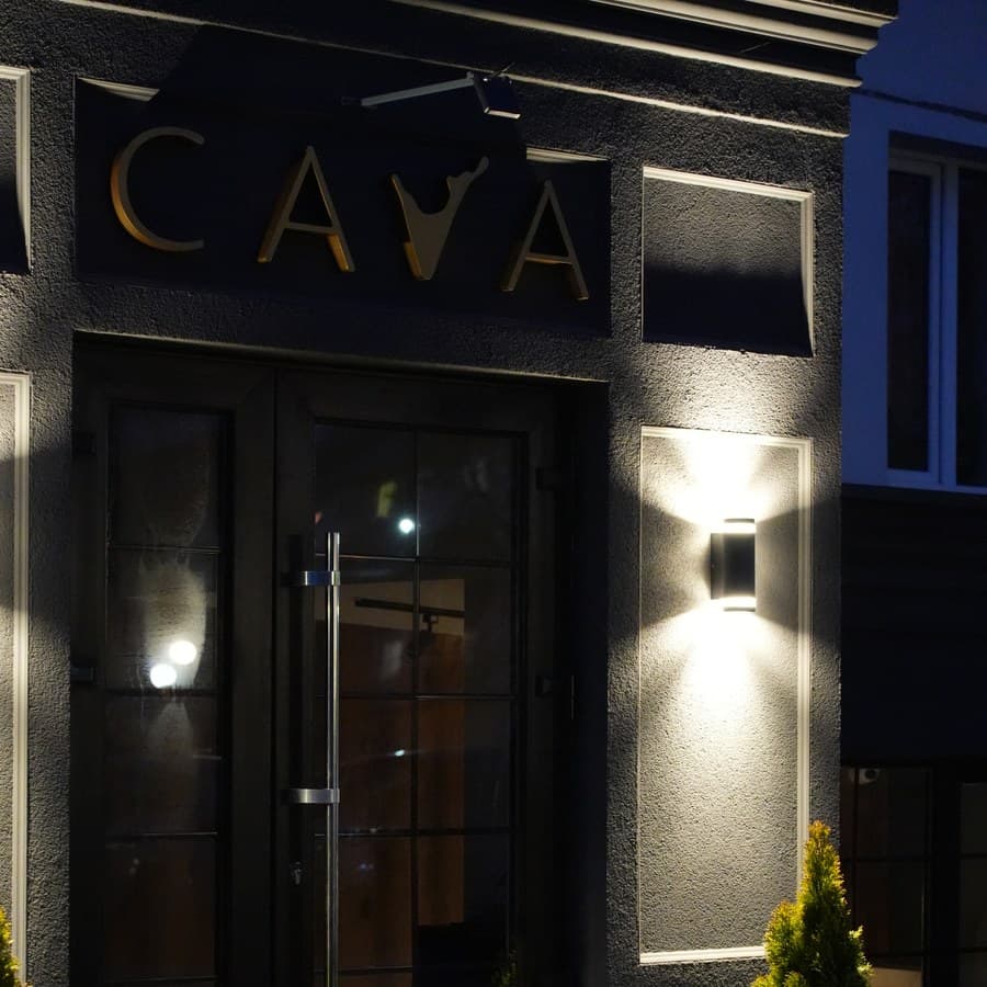 Фасад Cava Bar вночі